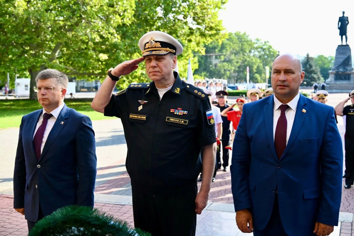 Владимир Немцев: В День ВоенноМорского флота России традиционно возложили венок и цветы к Вечному огню Мемориала героическим защитникам Севастополя 1941–1942 годов вместе с командующим Черноморским флотом Сергеем Пинчуком... Владимир Немцев: В День ВоенноМорского флота России традиционно возложили венок и цветы к Вечному огню Мемориала героическим защитникам Севастополя 1941–1942 годов вместе с командующим Черноморским флотом Сергеем Пинчуком...