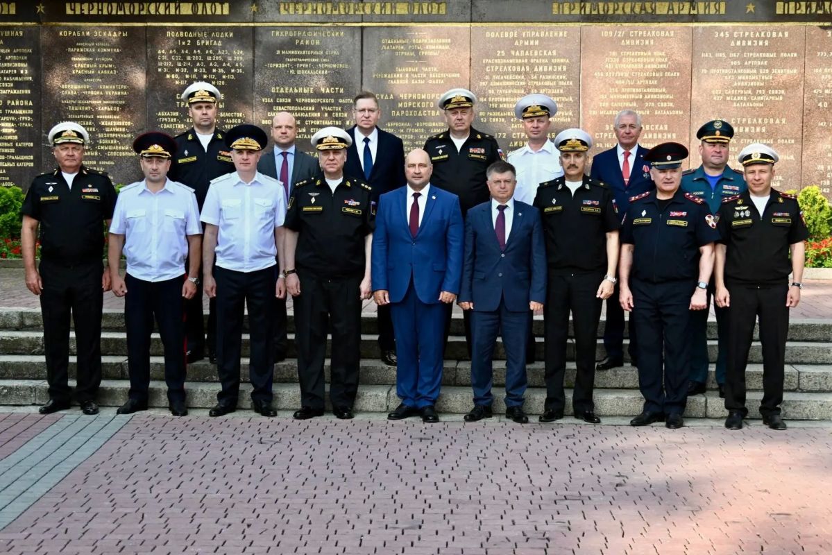 Владимир Немцев: В День ВоенноМорского флота России традиционно возложили венок и цветы к Вечному огню Мемориала героическим защитникам Севастополя 1941–1942 годов вместе с командующим Черноморским флотом Сергеем Пинчуком... Владимир Немцев: В День ВоенноМорского флота России традиционно возложили венок и цветы к Вечному огню Мемориала героическим защитникам Севастополя 1941–1942 годов вместе с командующим Черноморским флотом Сергеем Пинчуком...