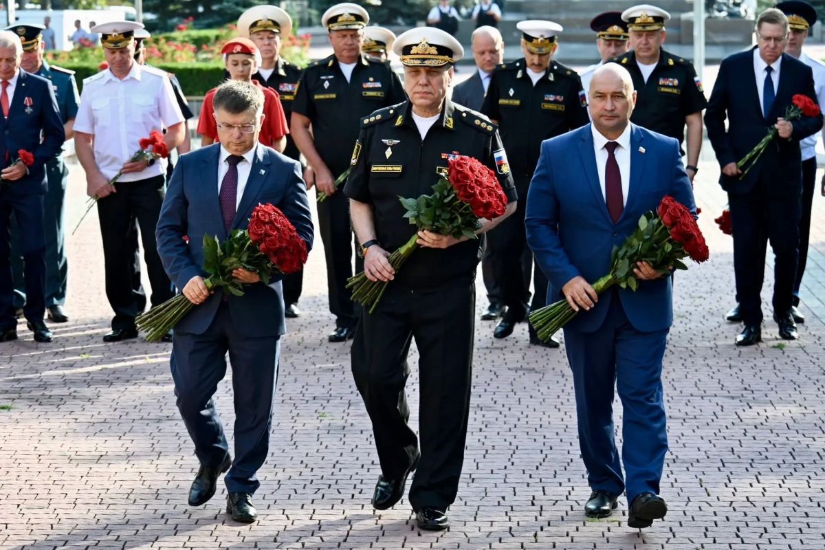 Владимир Немцев: В День ВоенноМорского флота России традиционно возложили венок и цветы к Вечному огню Мемориала героическим защитникам Севастополя 1941–1942 годов вместе с командующим Черноморским флотом Сергеем Пинчуком... Владимир Немцев: В День ВоенноМорского флота России традиционно возложили венок и цветы к Вечному огню Мемориала героическим защитникам Севастополя 1941–1942 годов вместе с командующим Черноморским флотом Сергеем Пинчуком...