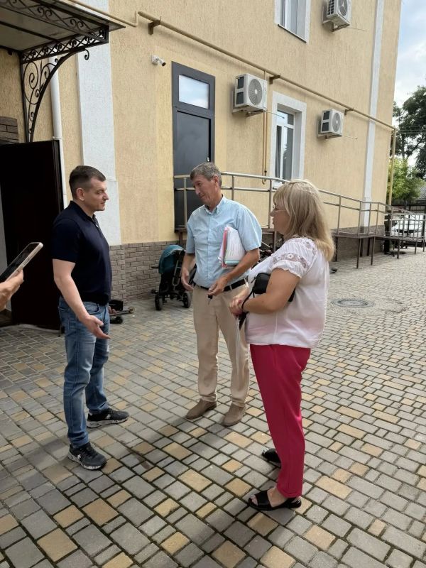 Заместитель главы администрации Евпатории Сергей Колганов вместе с депутатом Евпаторийского городского совета Ольгой Соболевой провели встречу со старшим дома по ул. Льва Толстого, 38А Заместитель главы администрации Евпатории Сергей Колганов вместе с депутатом Евпаторийского городского совета Ольгой Соболевой провели встречу со старшим дома по ул. Льва Толстого, 38А