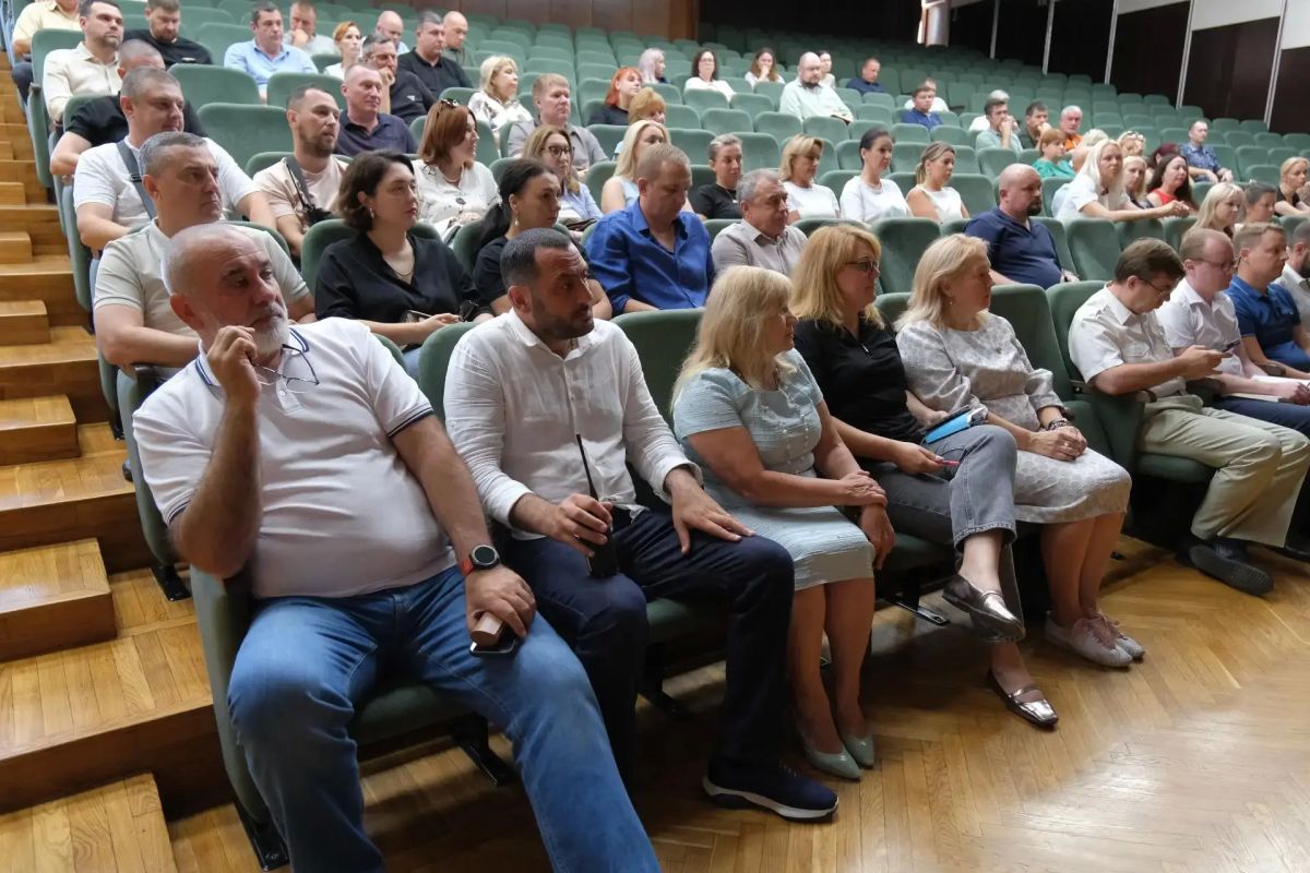 Вместе с Председателем Ялтинского городского совета Константином Шимановским и депутатом Госсовета Республики Крым Николаем Янаки провели расширенное аппаратное совещание Вместе с Председателем Ялтинского городского совета Константином Шимановским и депутатом Госсовета Республики Крым Николаем Янаки провели расширенное аппаратное совещание