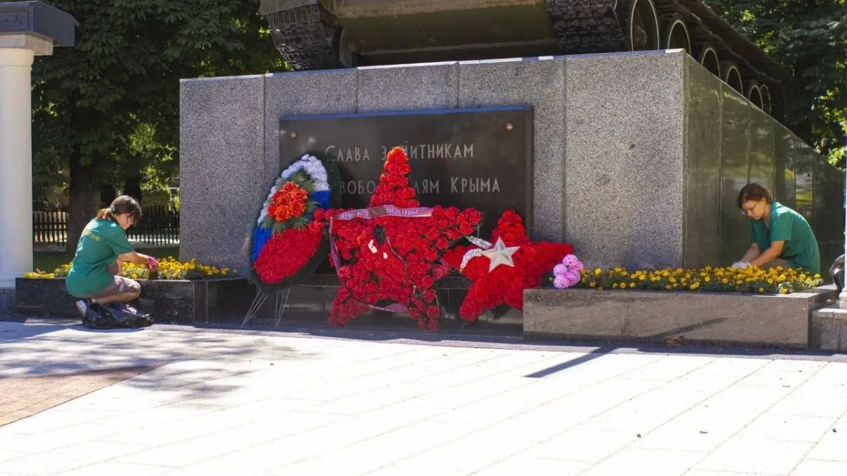 В крымской столице ухаживают за городскими клумбами