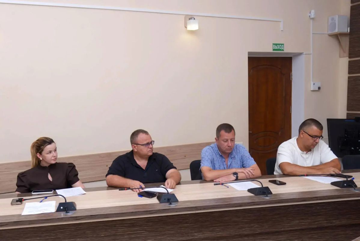В Евпатории состоялось заседание комиссии по вопросам освобождения земельных участков от незаконно размещенных на них объектов, не являющихся объектами капитального строительства В Евпатории состоялось заседание комиссии по вопросам освобождения земельных участков от незаконно размещенных на них объектов, не являющихся объектами капитального строительства