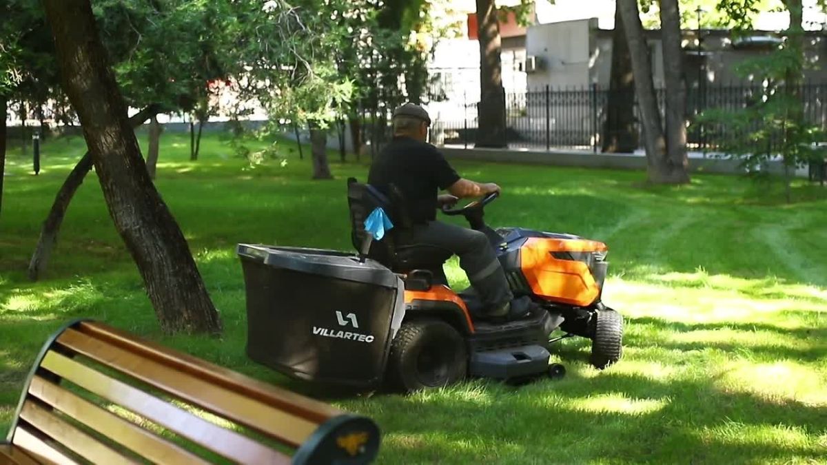 Ежедневно в парках и скверах города ведётся покос травы