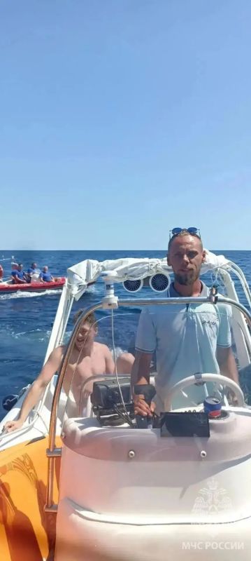 Сегодня в Алуште, п. Семидворье, благодаря слаженным действиям общественных инспекторов ГИМС МЧС России и спасателей «Крым-Спас» были спасены двое молодых людей 19 и 20 лет Сегодня в Алуште, п. Семидворье, благодаря слаженным действиям общественных инспекторов ГИМС МЧС России и спасателей «Крым-Спас» были спасены двое молодых людей 19 и 20 лет