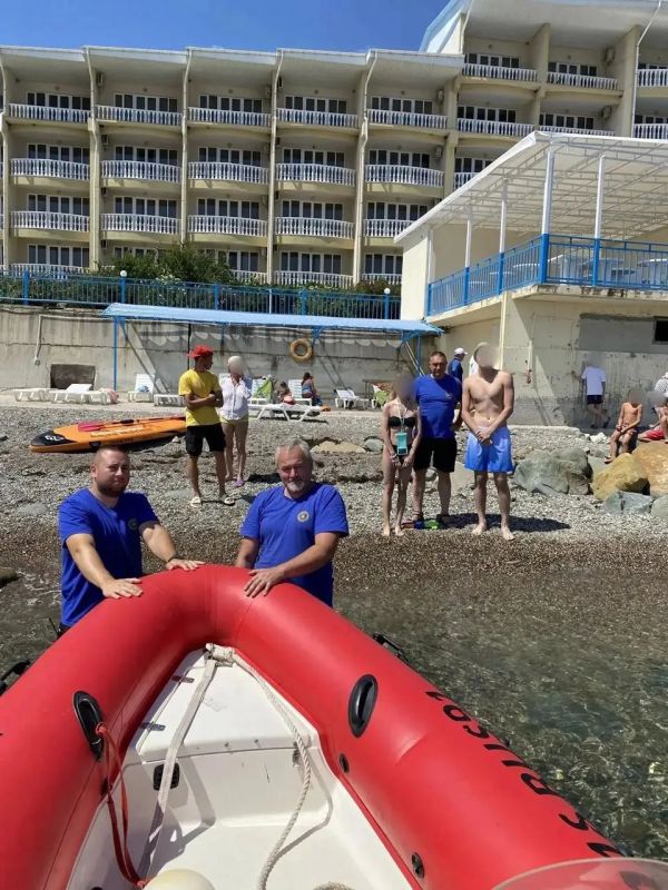 Под Алуштой спасли двоих сапбордистов, которых уносило в море Под Алуштой спасли двоих сапбордистов, которых уносило в море
