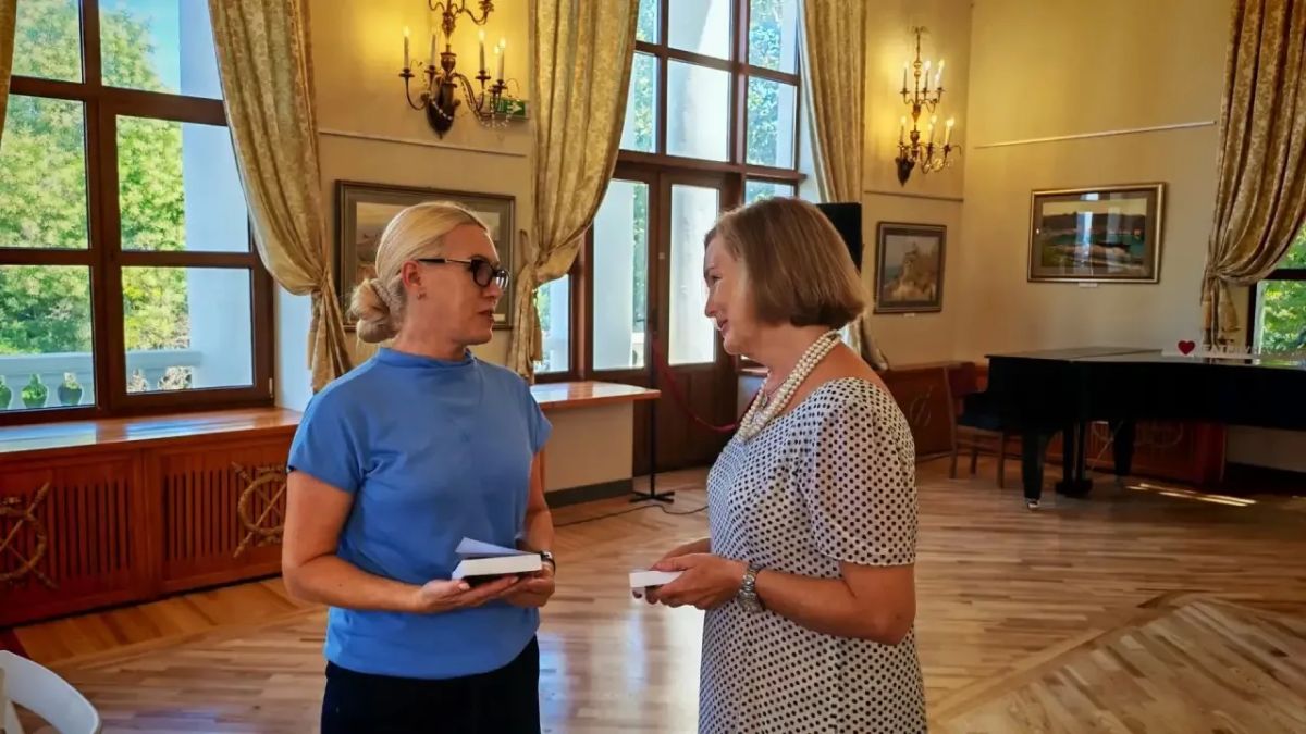 Михаил Развожаев: Ольга Юлиановна Семёнова передала в дар севастопольским библиотекам часть нового тиража романа Юлиана Семёнова «Третья карта» Михаил Развожаев: Ольга Юлиановна Семёнова передала в дар севастопольским библиотекам часть нового тиража романа Юлиана Семёнова «Третья карта»