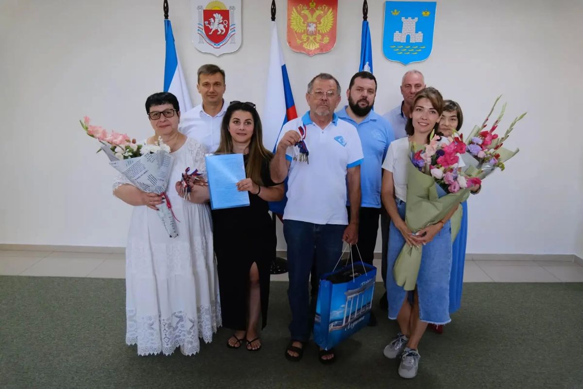 С главой администрации Алушты Галиной Огнёвой, Председателем Ялтинского городского совета Константином Шимановским и председателем Государственного комитета по делам межнациональных отношений Республики Крым Русланом... С главой администрации Алушты Галиной Огнёвой, Председателем Ялтинского городского совета Константином Шимановским и председателем Государственного комитета по делам межнациональных отношений Республики Крым Русланом...