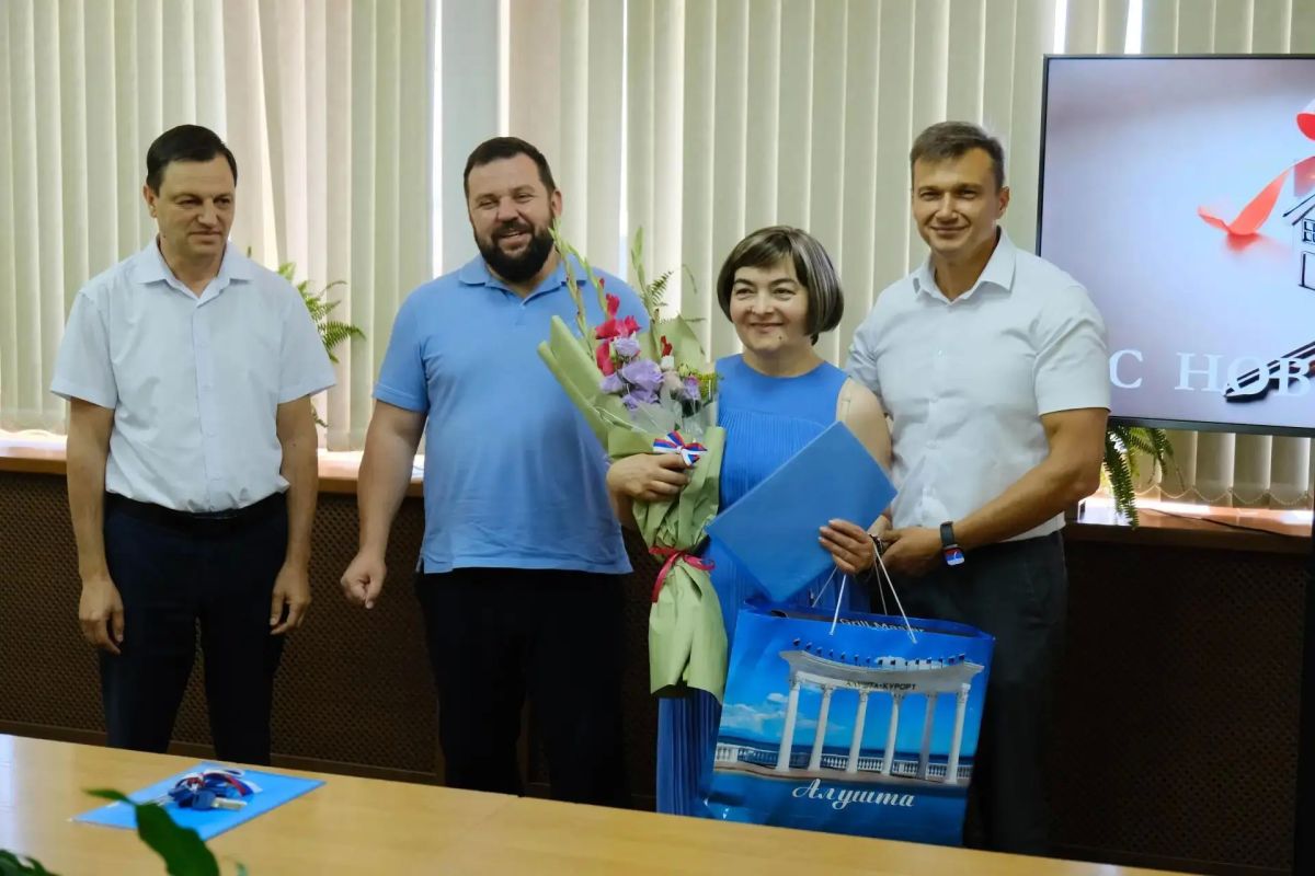 С главой администрации Алушты Галиной Огнёвой, Председателем Ялтинского городского совета Константином Шимановским и председателем Государственного комитета по делам межнациональных отношений Республики Крым Русланом... С главой администрации Алушты Галиной Огнёвой, Председателем Ялтинского городского совета Константином Шимановским и председателем Государственного комитета по делам межнациональных отношений Республики Крым Русланом...