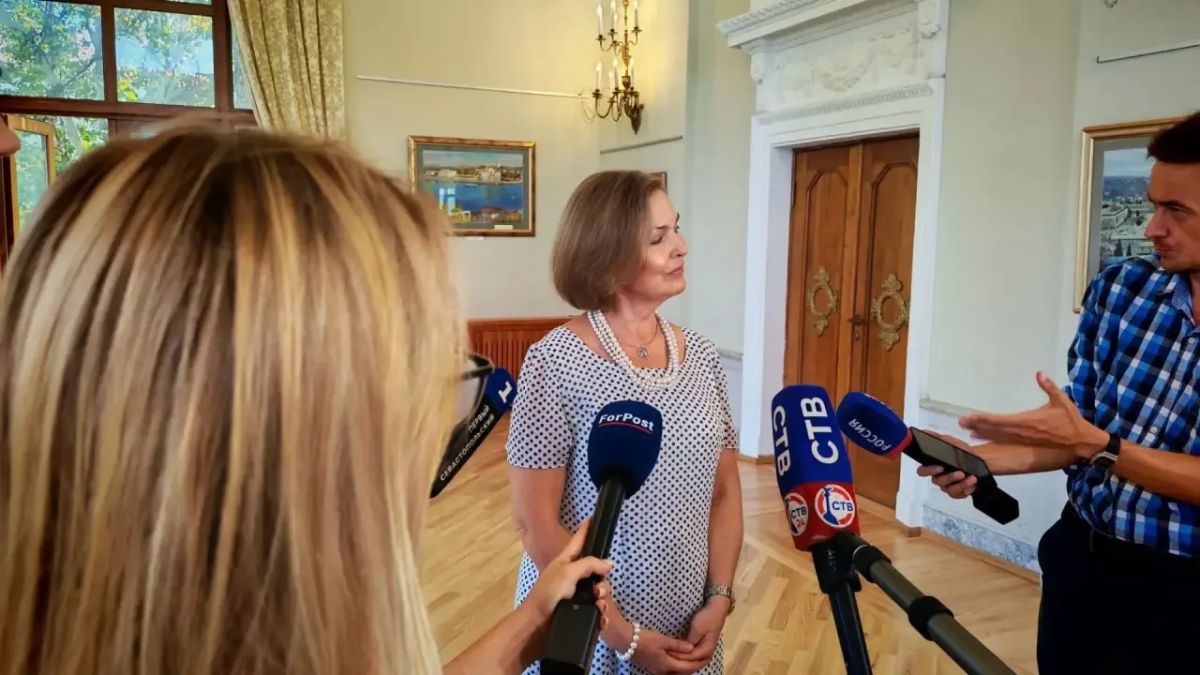 Михаил Развожаев: Ольга Юлиановна Семёнова передала в дар севастопольским библиотекам часть нового тиража романа Юлиана Семёнова «Третья карта» Михаил Развожаев: Ольга Юлиановна Семёнова передала в дар севастопольским библиотекам часть нового тиража романа Юлиана Семёнова «Третья карта»