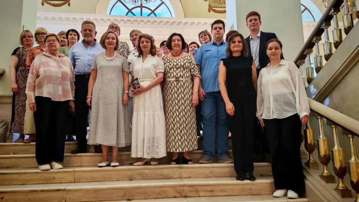 Михаил Развожаев: Ольга Юлиановна Семёнова передала в дар севастопольским библиотекам часть нового тиража романа Юлиана Семёнова «Третья карта» Михаил Развожаев: Ольга Юлиановна Семёнова передала в дар севастопольским библиотекам часть нового тиража романа Юлиана Семёнова «Третья карта»