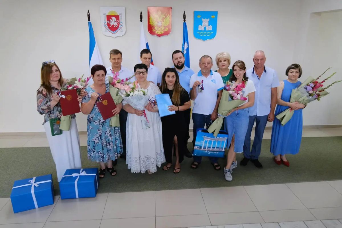 С главой администрации Алушты Галиной Огнёвой, Председателем Ялтинского городского совета Константином Шимановским и председателем Государственного комитета по делам межнациональных отношений Республики Крым Русланом... С главой администрации Алушты Галиной Огнёвой, Председателем Ялтинского городского совета Константином Шимановским и председателем Государственного комитета по делам межнациональных отношений Республики Крым Русланом...