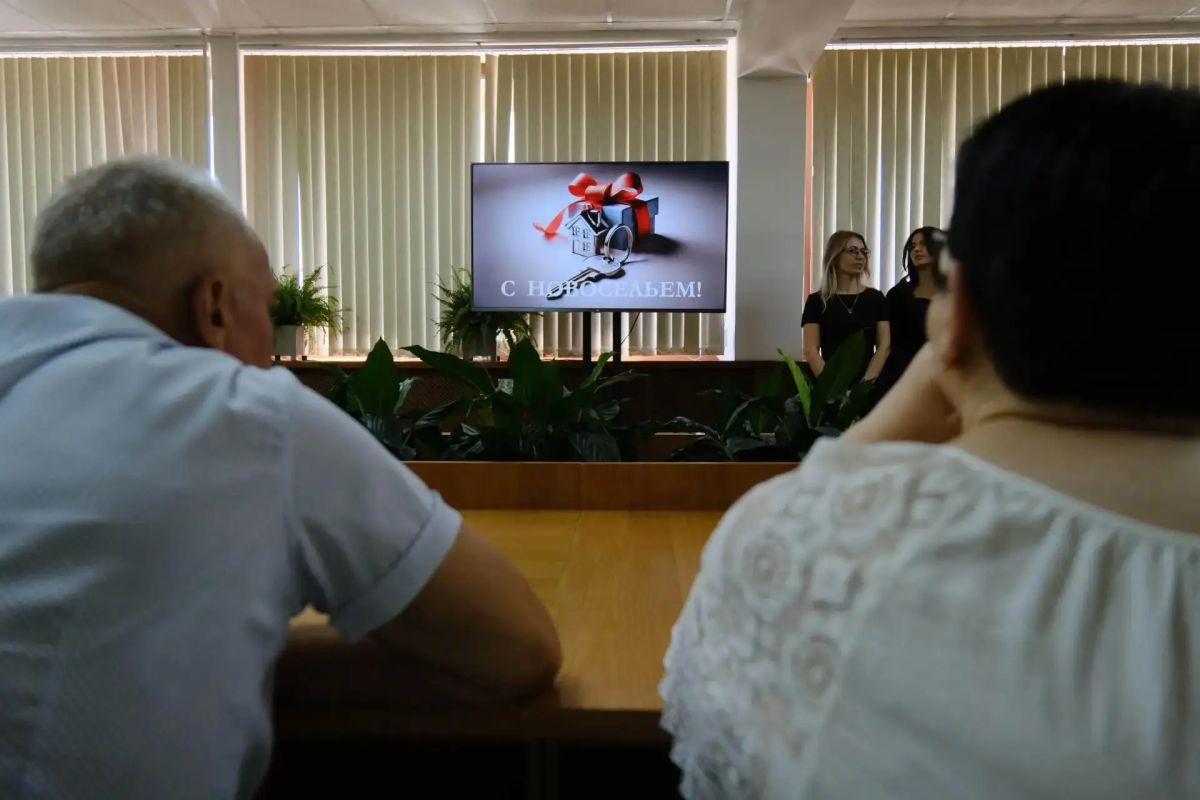 С главой администрации Алушты Галиной Огнёвой, Председателем Ялтинского городского совета Константином Шимановским и председателем Государственного комитета по делам межнациональных отношений Республики Крым Русланом... С главой администрации Алушты Галиной Огнёвой, Председателем Ялтинского городского совета Константином Шимановским и председателем Государственного комитета по делам межнациональных отношений Республики Крым Русланом...