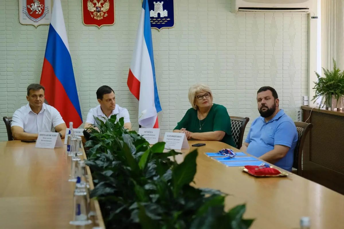 С главой администрации Алушты Галиной Огнёвой, Председателем Ялтинского городского совета Константином Шимановским и председателем Государственного комитета по делам межнациональных отношений Республики Крым Русланом... С главой администрации Алушты Галиной Огнёвой, Председателем Ялтинского городского совета Константином Шимановским и председателем Государственного комитета по делам межнациональных отношений Республики Крым Русланом...