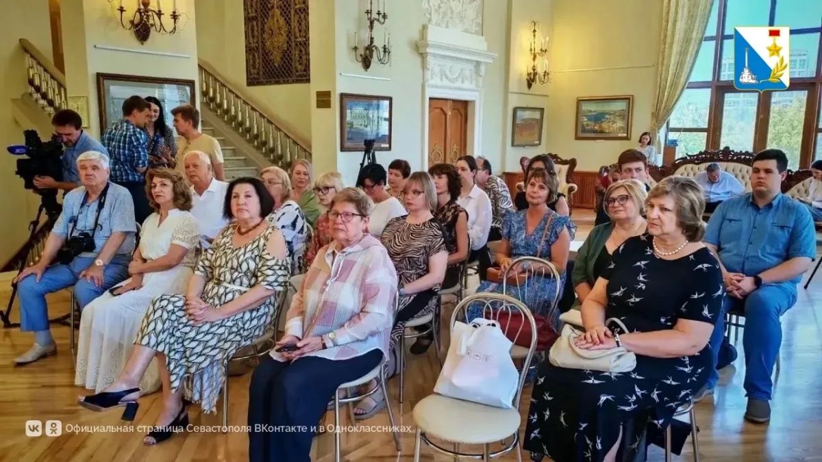 Дочь Юлиана Семёнова передала в дар севастопольским библиотекам роман «Третья карта» Дочь Юлиана Семёнова передала в дар севастопольским библиотекам роман «Третья карта»