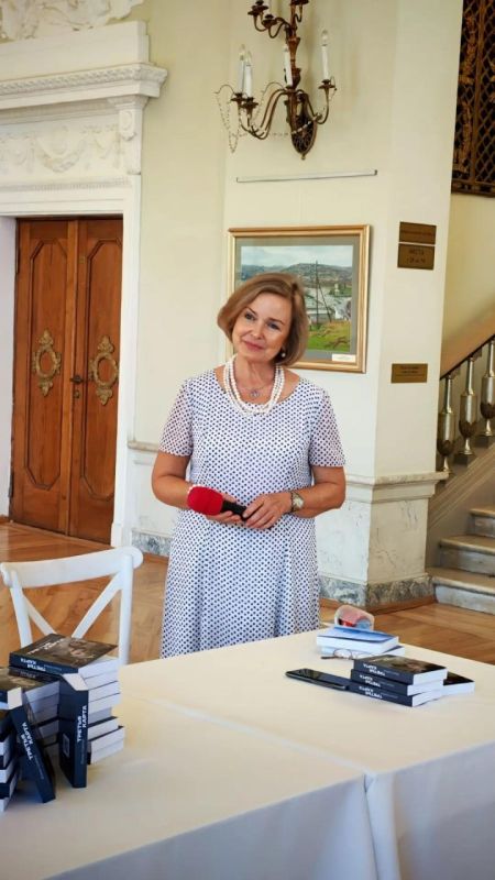 Севастопольские библиотеки получили в дар новый тираж книги "Третья карта" советского писателя Юлиана Семенова Севастопольские библиотеки получили в дар новый тираж книги "Третья карта" советского писателя Юлиана Семенова