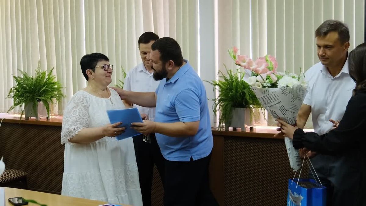 С главой администрации Алушты Галиной Огнёвой, Председателем Ялтинского городского совета Константином Шимановским и председателем Государственного комитета по делам межнациональных отношений Республики Крым Русланом...
