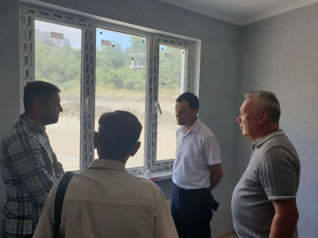 Руслан Якубов осмотрел строительство 72-квартирного жилого дома в Малом Маяке в городе Алушта Руслан Якубов осмотрел строительство 72-квартирного жилого дома в Малом Маяке в городе Алушта