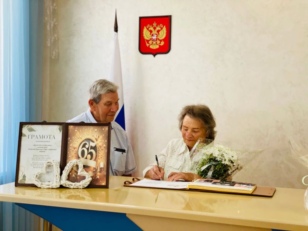 Наши отделы ЗАГС всегда с радостью проводят юбилеи или годовщины свадеб, внося в каждый сценарий торжества особенные, индивидуальные моменты. Наши отделы ЗАГС всегда с радостью проводят юбилеи или годовщины свадеб, внося в каждый сценарий торжества особенные, индивидуальные моменты.