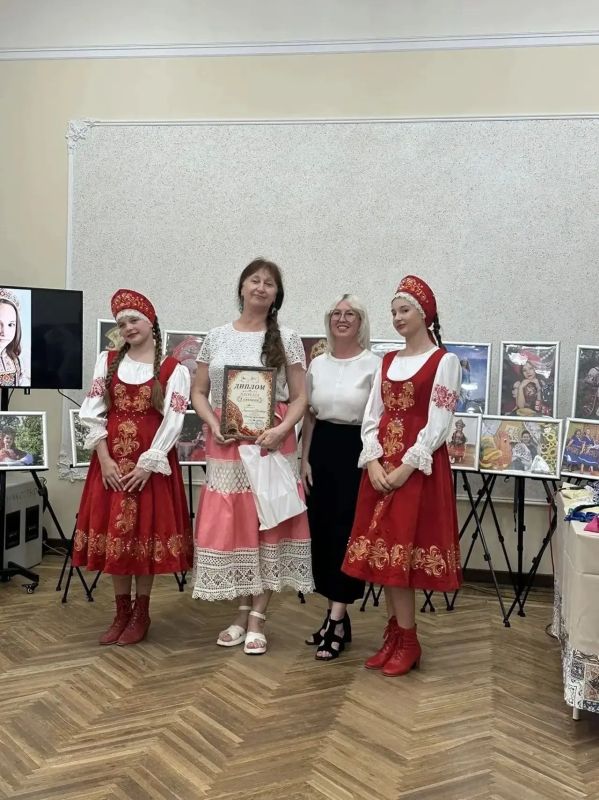 Участие мастеров Красноперекопского городского Дворца культуры в торжественном открытие фотовыставки «Кокошник—русское наследие», организованной в рамках Фестиваля русских традиций «Русское наследие» Участие мастеров Красноперекопского городского Дворца культуры в торжественном открытие фотовыставки «Кокошник—русское наследие», организованной в рамках Фестиваля русских традиций «Русское наследие»