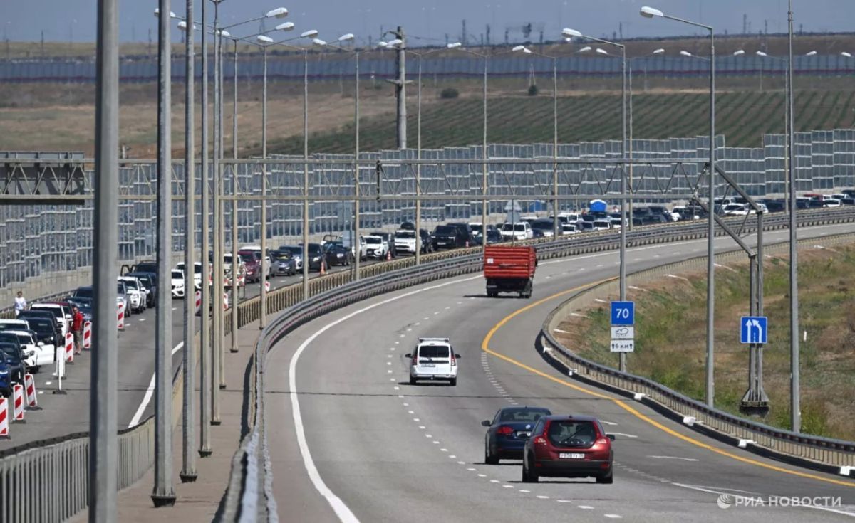 90 авто стоят в очереди перед Крымским мостом со стороны Керчи