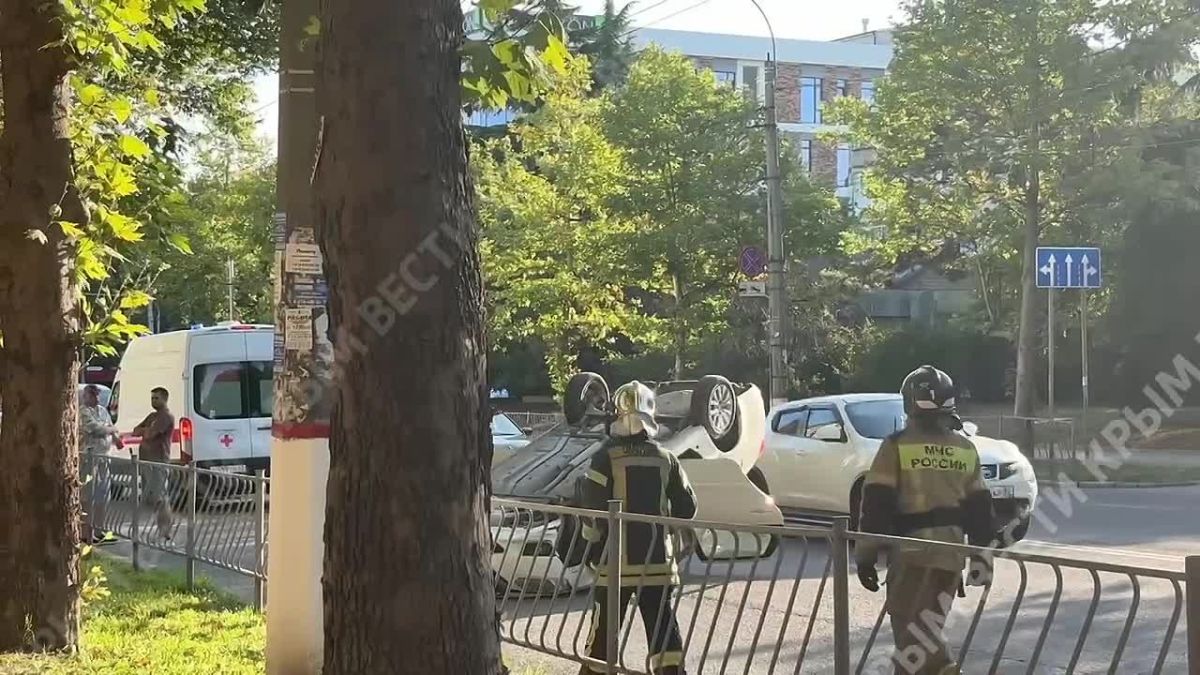 Машина перевернулась на улице Гагарина в Симферополе