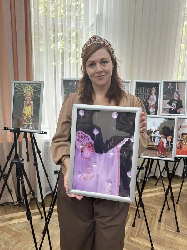 Участие мастеров Красноперекопского городского Дворца культуры в торжественном открытие фотовыставки «Кокошник—русское наследие», организованной в рамках Фестиваля русских традиций «Русское наследие» Участие мастеров Красноперекопского городского Дворца культуры в торжественном открытие фотовыставки «Кокошник—русское наследие», организованной в рамках Фестиваля русских традиций «Русское наследие»