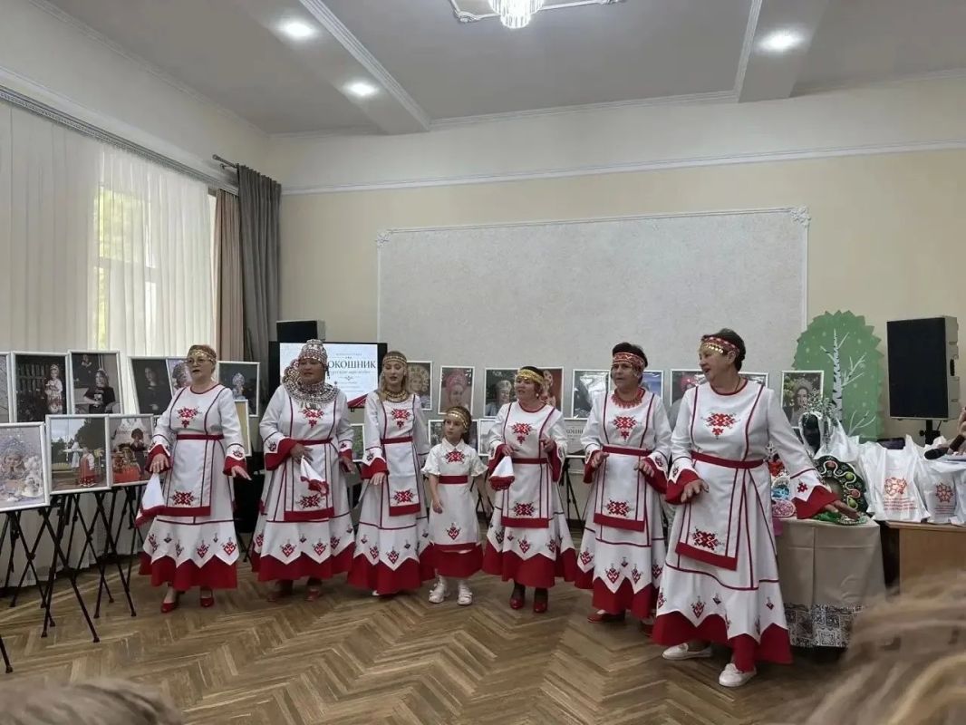 Участие мастеров Красноперекопского городского Дворца культуры в торжественном открытие фотовыставки «Кокошник—русское наследие», организованной в рамках Фестиваля русских традиций «Русское наследие» Участие мастеров Красноперекопского городского Дворца культуры в торжественном открытие фотовыставки «Кокошник—русское наследие», организованной в рамках Фестиваля русских традиций «Русское наследие»