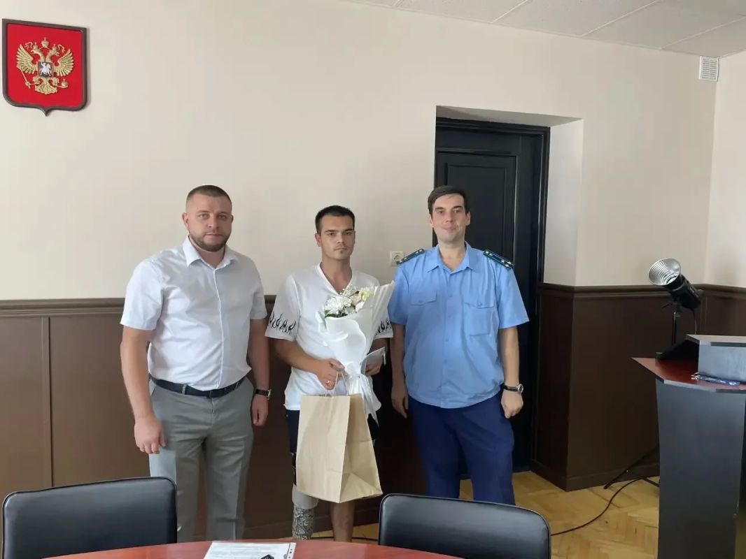 Накануне в администрации города вместе с прокурором города Судак Юрием Ходыревским вручил ключи от новых квартир детям-сиротам и лицам из их числа