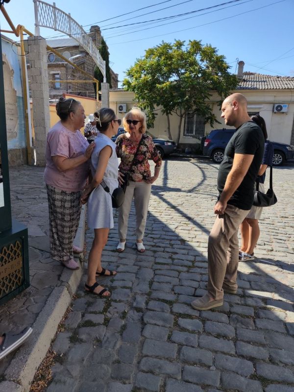 Эммилия Леонова: Совместно с заместителем Главы администрации города Евпатории Иваном Ивановичем Просоедовым, в субботний день провели обход округа, общаясь с жителями