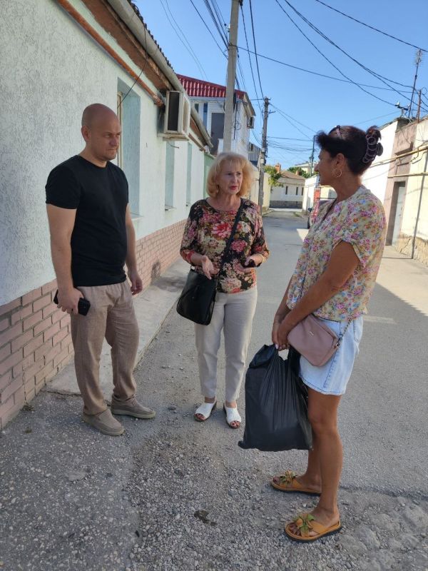 Эммилия Леонова: Совместно с заместителем Главы администрации города Евпатории Иваном Ивановичем Просоедовым, в субботний день провели обход округа, общаясь с жителями Эммилия Леонова: Совместно с заместителем Главы администрации города Евпатории Иваном Ивановичем Просоедовым, в субботний день провели обход округа, общаясь с жителями