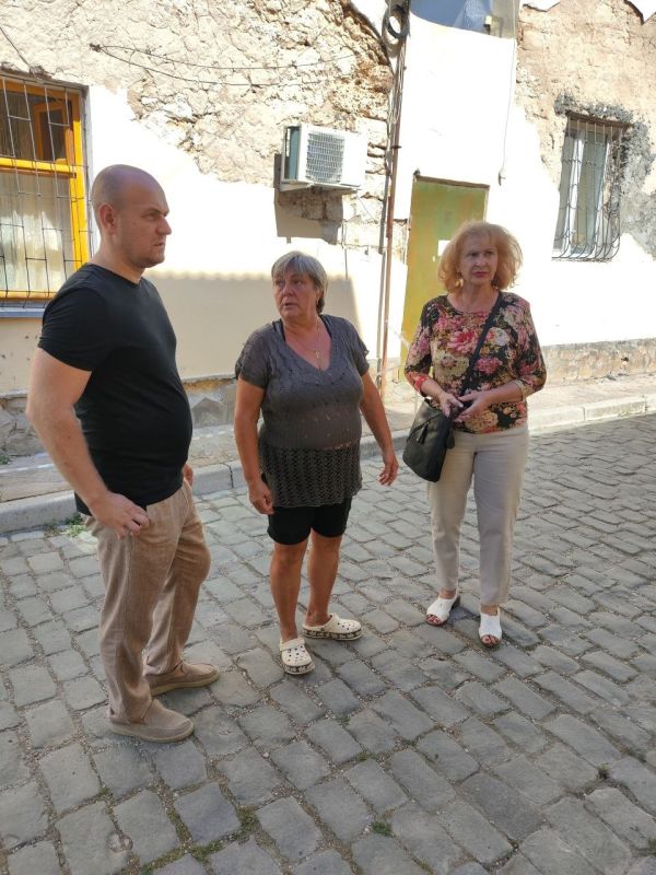 Эммилия Леонова: Совместно с заместителем Главы администрации города Евпатории Иваном Ивановичем Просоедовым, в субботний день провели обход округа, общаясь с жителями Эммилия Леонова: Совместно с заместителем Главы администрации города Евпатории Иваном Ивановичем Просоедовым, в субботний день провели обход округа, общаясь с жителями