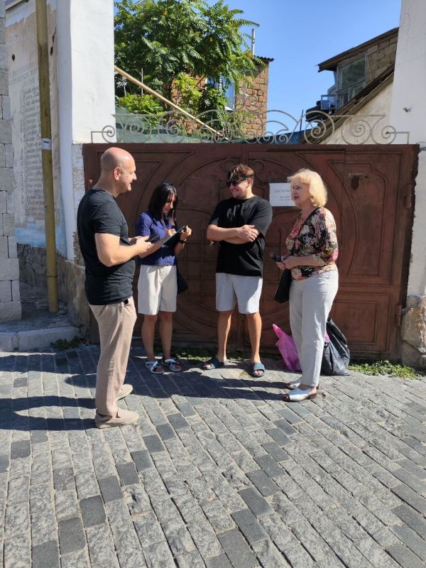 Эммилия Леонова: Совместно с заместителем Главы администрации города Евпатории Иваном Ивановичем Просоедовым, в субботний день провели обход округа, общаясь с жителями Эммилия Леонова: Совместно с заместителем Главы администрации города Евпатории Иваном Ивановичем Просоедовым, в субботний день провели обход округа, общаясь с жителями