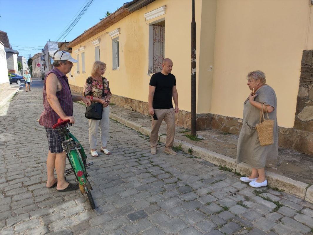 Эммилия Леонова: Совместно с заместителем Главы администрации города Евпатории Иваном Ивановичем Просоедовым, в субботний день провели обход округа, общаясь с жителями Эммилия Леонова: Совместно с заместителем Главы администрации города Евпатории Иваном Ивановичем Просоедовым, в субботний день провели обход округа, общаясь с жителями