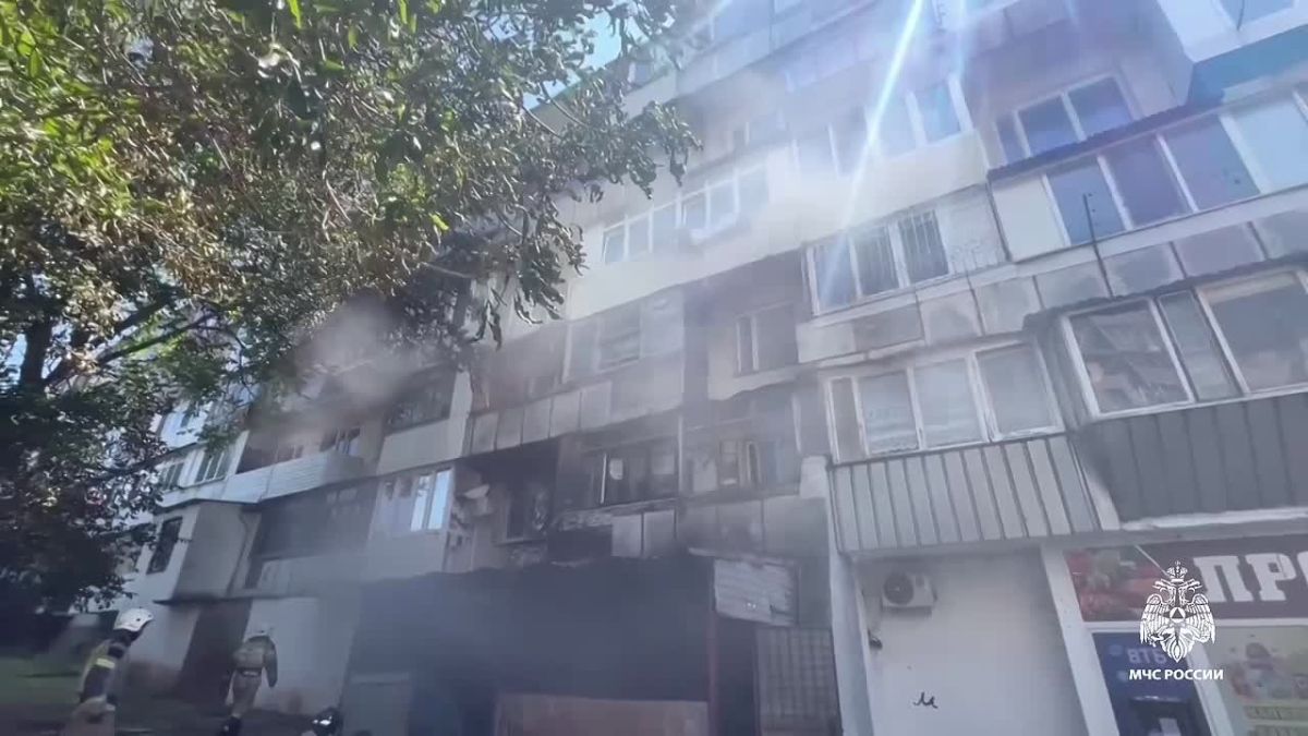 В Симферополе потушили пожар в магазине: эвакуировали 15 человек