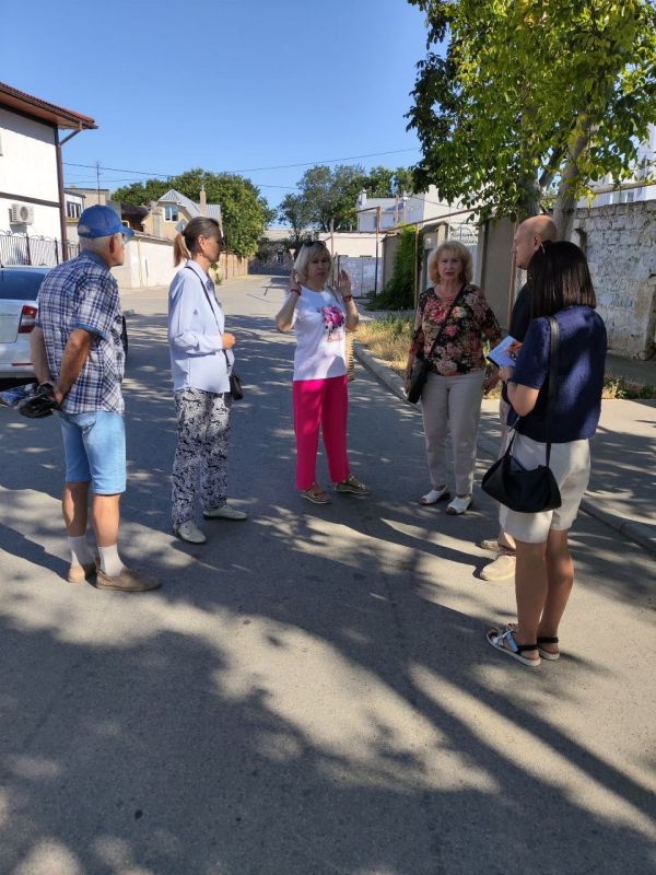 Эммилия Леонова: Совместно с заместителем Главы администрации города Евпатории Иваном Ивановичем Просоедовым, в субботний день провели обход округа, общаясь с жителями Эммилия Леонова: Совместно с заместителем Главы администрации города Евпатории Иваном Ивановичем Просоедовым, в субботний день провели обход округа, общаясь с жителями
