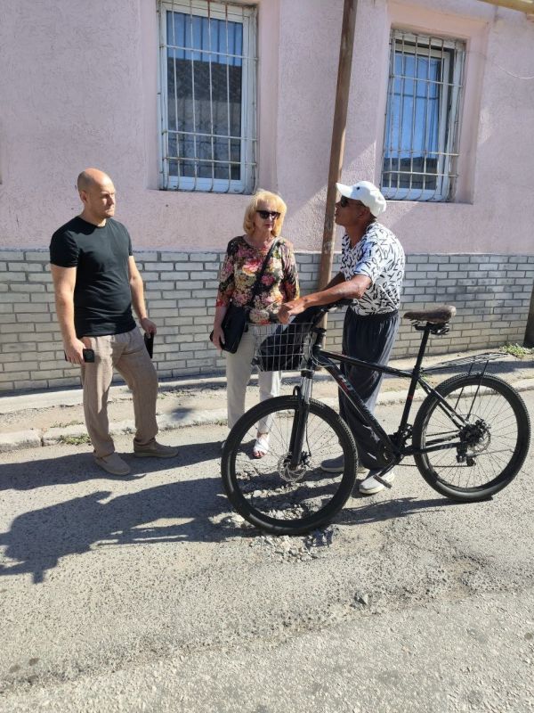 Эммилия Леонова: Совместно с заместителем Главы администрации города Евпатории Иваном Ивановичем Просоедовым, в субботний день провели обход округа, общаясь с жителями Эммилия Леонова: Совместно с заместителем Главы администрации города Евпатории Иваном Ивановичем Просоедовым, в субботний день провели обход округа, общаясь с жителями