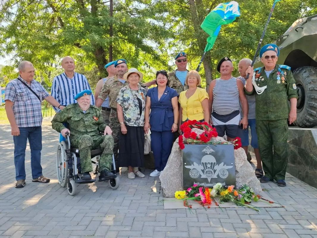 2 августа в Советском районе состоялась церемония возложения цветов к памятному знаку воинам-десантникам 2 августа в Советском районе состоялась церемония возложения цветов к памятному знаку воинам-десантникам