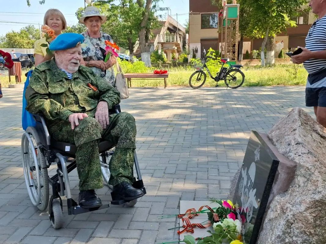 2 августа в Советском районе состоялась церемония возложения цветов к памятному знаку воинам-десантникам 2 августа в Советском районе состоялась церемония возложения цветов к памятному знаку воинам-десантникам