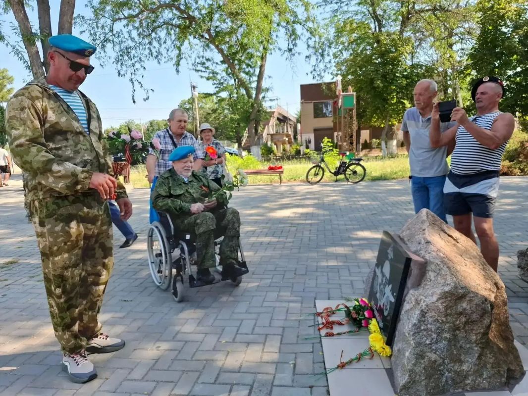 2 августа в Советском районе состоялась церемония возложения цветов к памятному знаку воинам-десантникам 2 августа в Советском районе состоялась церемония возложения цветов к памятному знаку воинам-десантникам