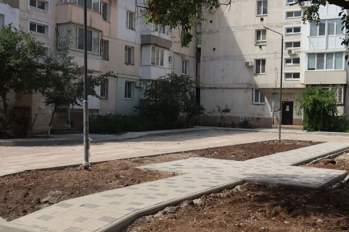 Глава администрации Сакского района Игорь Никуленков ознакомился с ходом работ по благоустройству дворовой территории многоквартирных домов по ул. Героев, 7, 9, 9 к.2 Глава администрации Сакского района Игорь Никуленков ознакомился с ходом работ по благоустройству дворовой территории многоквартирных домов по ул. Героев, 7, 9, 9 к.2