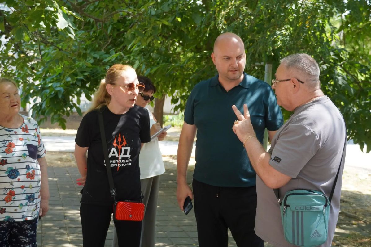 По итогам «Депутатского часа» и.о. главы администрации Иван Кошель провел встречу с жителями ул. Клары Цеткин, 19, 21. Вместе с депутатом по данному мажоритарному округу Андреем Бородиным, директором Керченского филиала ГУП... По итогам «Депутатского часа» и.о. главы администрации Иван Кошель провел встречу с жителями ул. Клары Цеткин, 19, 21. Вместе с депутатом по данному мажоритарному округу Андреем Бородиным, директором Керченского филиала ГУП...