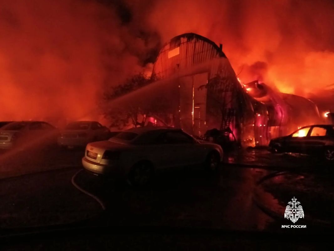 Огнеборцы ликвидируют пожар на СТО в Ялте Огнеборцы ликвидируют пожар на СТО в Ялте