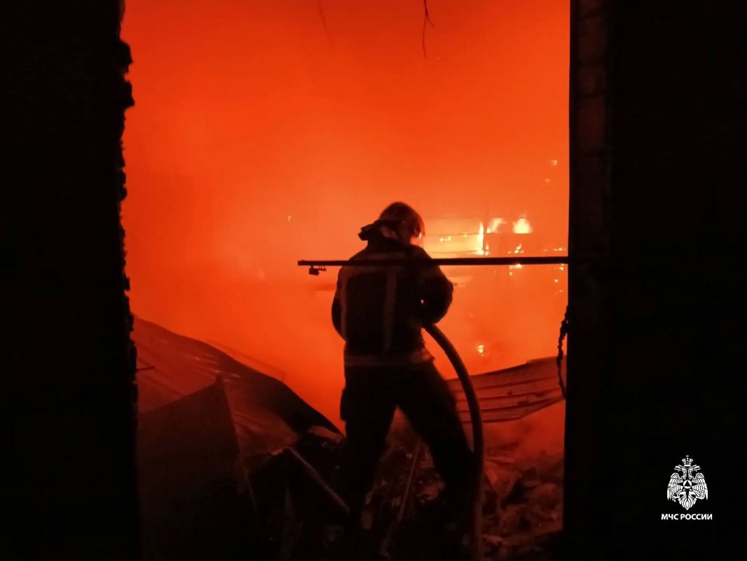 Огнеборцы ликвидируют пожар на СТО в Ялте Огнеборцы ликвидируют пожар на СТО в Ялте