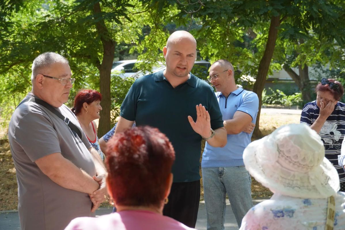 По итогам «Депутатского часа» и.о. главы администрации Иван Кошель провел встречу с жителями ул. Клары Цеткин, 19, 21. Вместе с депутатом по данному мажоритарному округу Андреем Бородиным, директором Керченского филиала ГУП... По итогам «Депутатского часа» и.о. главы администрации Иван Кошель провел встречу с жителями ул. Клары Цеткин, 19, 21. Вместе с депутатом по данному мажоритарному округу Андреем Бородиным, директором Керченского филиала ГУП...