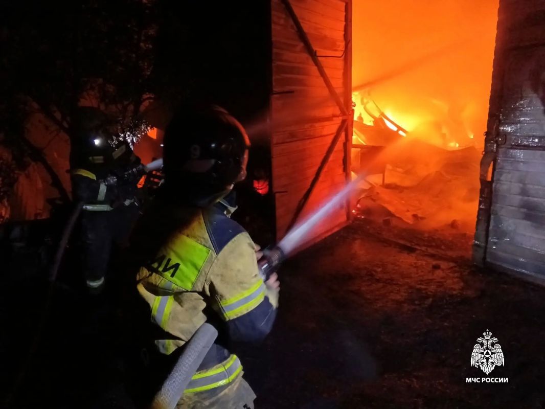 Огнеборцы ликвидируют пожар на СТО в Ялте Огнеборцы ликвидируют пожар на СТО в Ялте