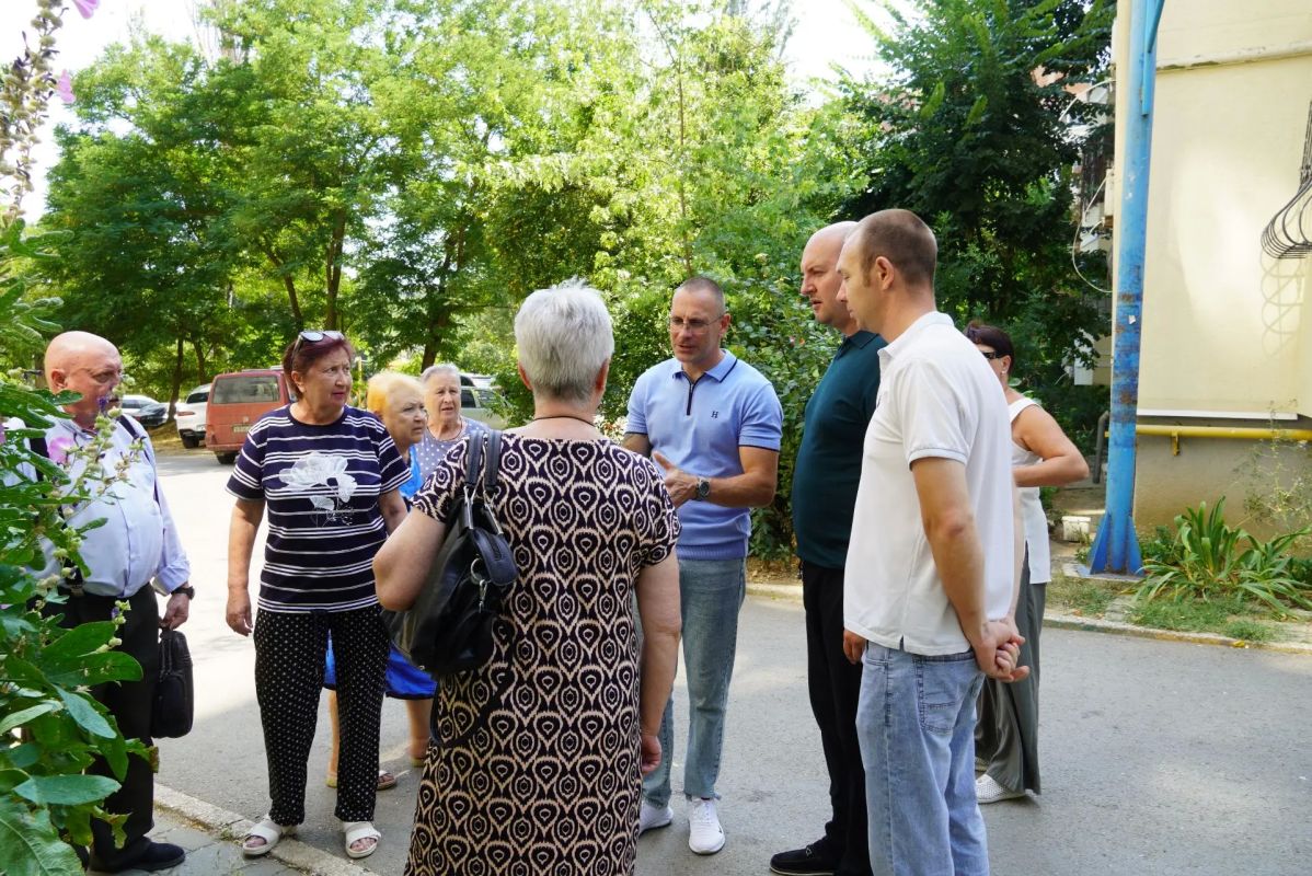 По итогам «Депутатского часа» и.о. главы администрации Иван Кошель провел встречу с жителями ул. Клары Цеткин, 19, 21. Вместе с депутатом по данному мажоритарному округу Андреем Бородиным, директором Керченского филиала ГУП... По итогам «Депутатского часа» и.о. главы администрации Иван Кошель провел встречу с жителями ул. Клары Цеткин, 19, 21. Вместе с депутатом по данному мажоритарному округу Андреем Бородиным, директором Керченского филиала ГУП...