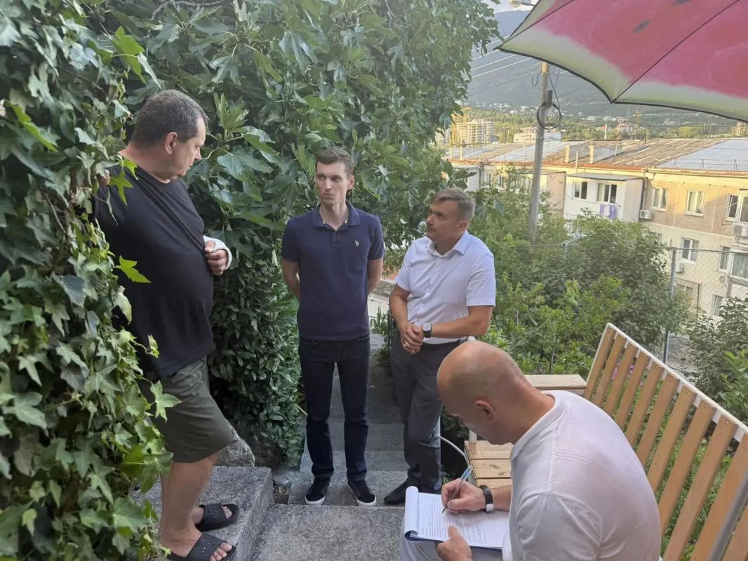 По поручению Главы Республики Крым Сергея Валерьевича Аксёнова администрация города и депутатский корпус во главе с Константином Валентиновичем Шимановским перешли на усиленный режим прямой связи с населением По поручению Главы Республики Крым Сергея Валерьевича Аксёнова администрация города и депутатский корпус во главе с Константином Валентиновичем Шимановским перешли на усиленный режим прямой связи с населением