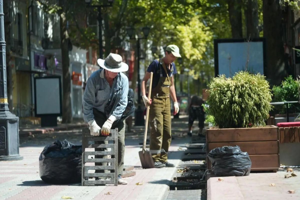 Иван Кошель: По моему поручению Служба городского хозяйства приступила к расчистке ливневой канализации на ул. Ленина