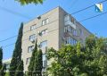 На Бутакова ремонтируют фасад дома